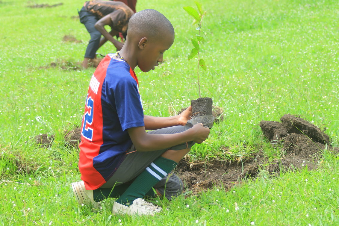 A student from the AFRIYEA Golf Academy plants a tree
